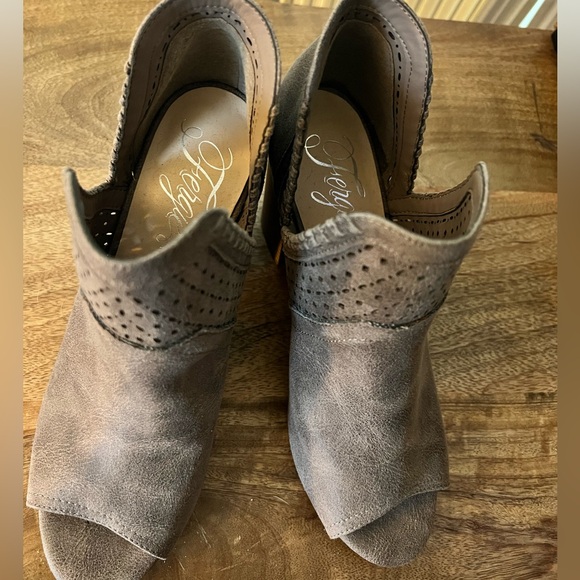 Peep toe heeled booties - Picture 4 of 5